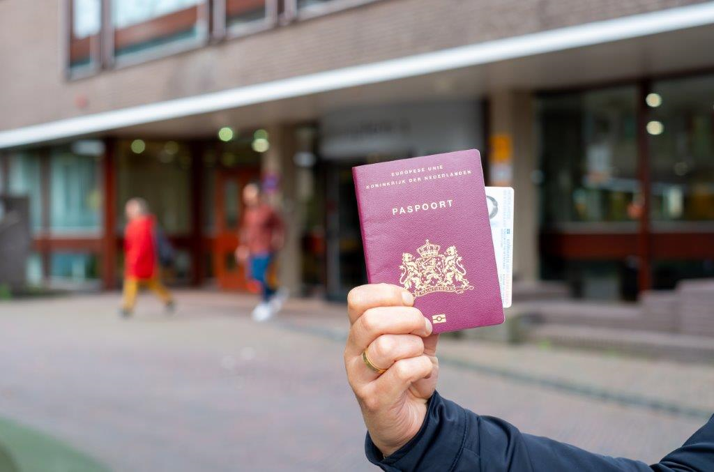  Een medewerker van burgerzaken helpt een persoon aan de balie. 