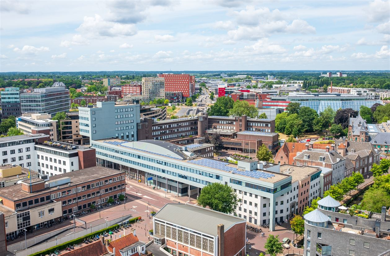  Twee Amersfoortse vlaggen wapperen met op de achtergrond het stadhuis van Amersfoort. 